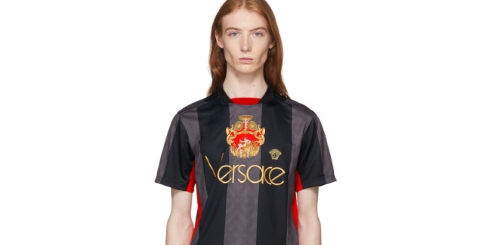 Versace presentó una nueva camiseta diseñada para el Mundial