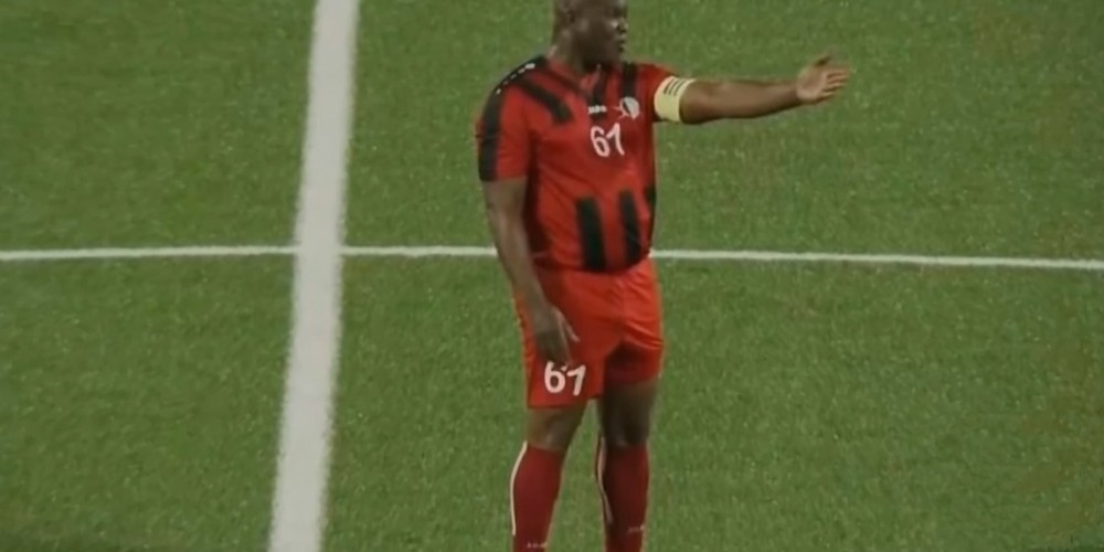 El vicepresidente de Surinam en la CONCACAF League y el video entregando plata al equipo rival