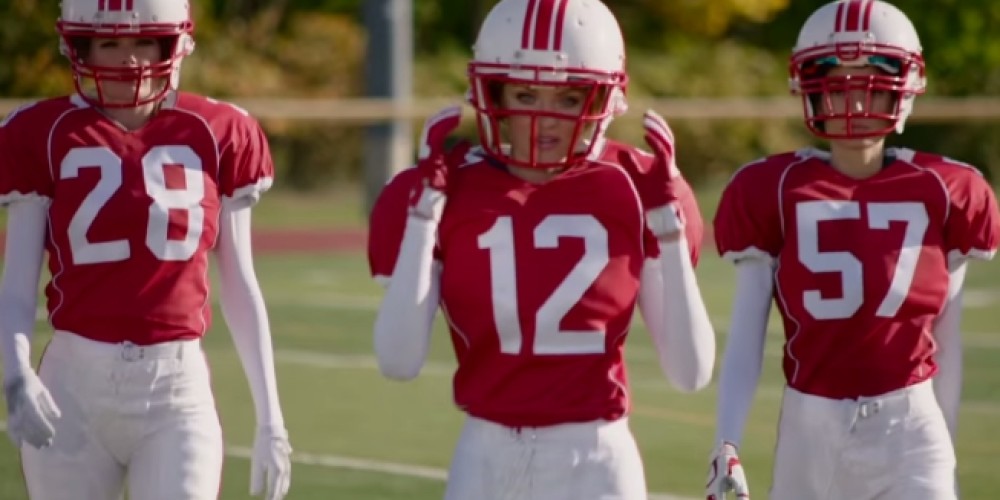 Las chicas de Victoria&rsquo;s Secret juegan al f&uacute;tbol americano en un comercial para el SuperBowl