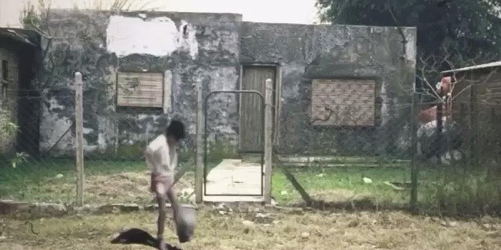 Para el recuerdo: el estado de la casa y el potrero donde jugaba Maradona