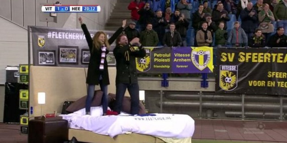 Una pareja de fan&aacute;ticos vio un partido en una cama dentro del estadio