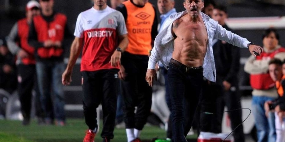 Nelson Vivas actuó de un imperdible video sobre su recordada reacción de arrancarse la camisa