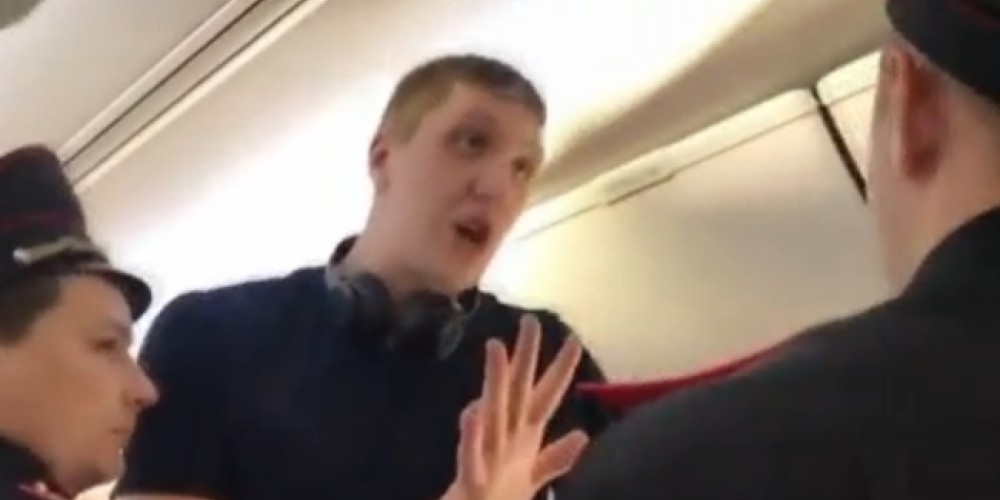Obligan a bajar del avión a un deportista ruso por ser muy alto