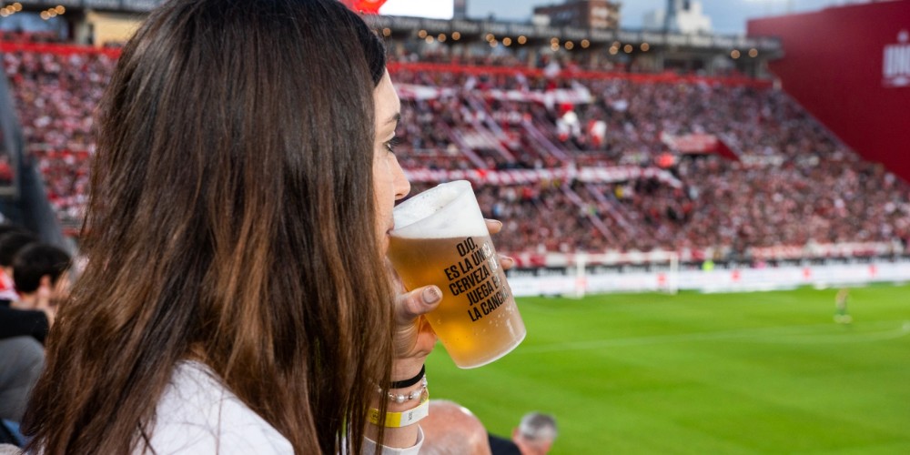 Vuelve la cerveza a los estadios del f&uacute;tbol argentino
