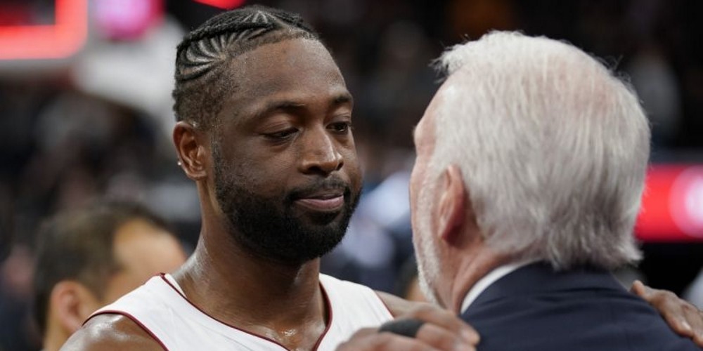 El emotivo regalo que le dio Popovich a Dwyane Wade en el último encuentro