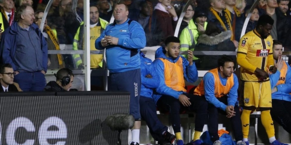 El arquero del Sutton que se comió un bocadillo durante el partido por una apuesta