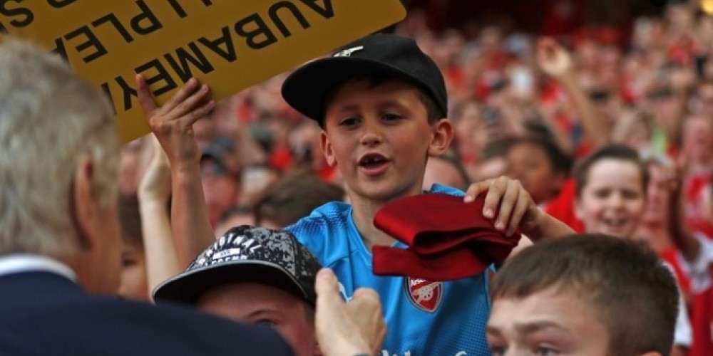 Arsene Wenger le regaló su emblemática corbata a un pequeño hincha del Arsenal