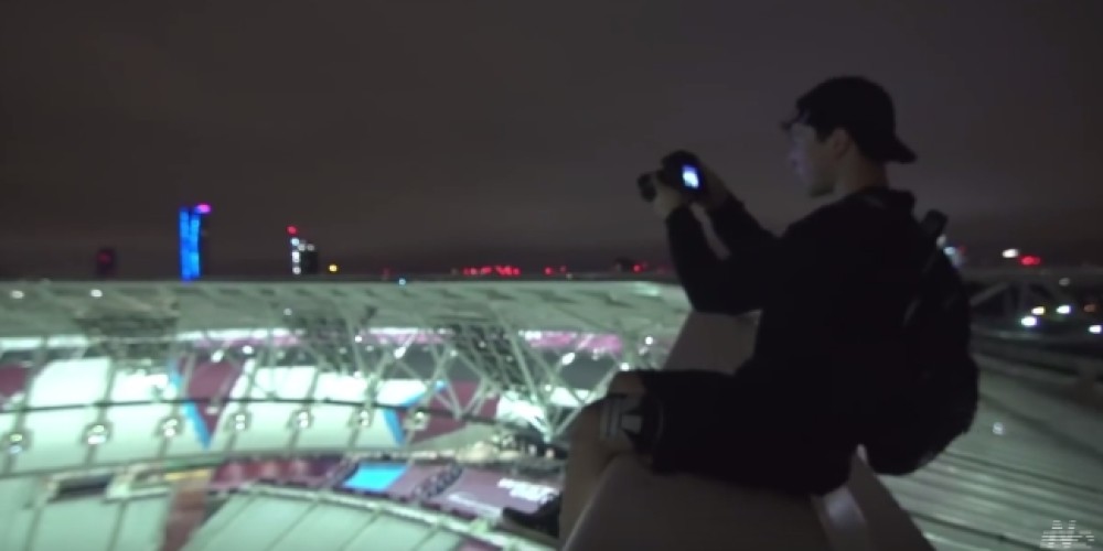 Un grupo de fan&aacute;ticos escal&oacute; hasta lo m&aacute;s alto del estadio Ol&iacute;mpico de Londres