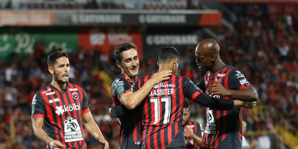 La ins&oacute;lita presentaci&oacute;n de 2 jugadores de un club de Costa Rica que incluy&oacute; hackers