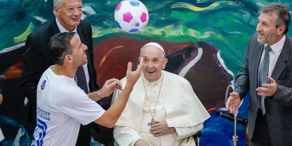 El Papa Francisco Bendijo la Pelota de la Paz para el partido del 10 del 10