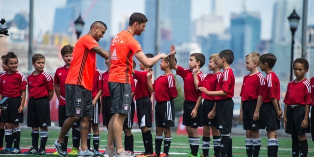 Xabi Alonso y Vidal tuvieron un particular desaf&iacute;o contra 40 ni&ntilde;os