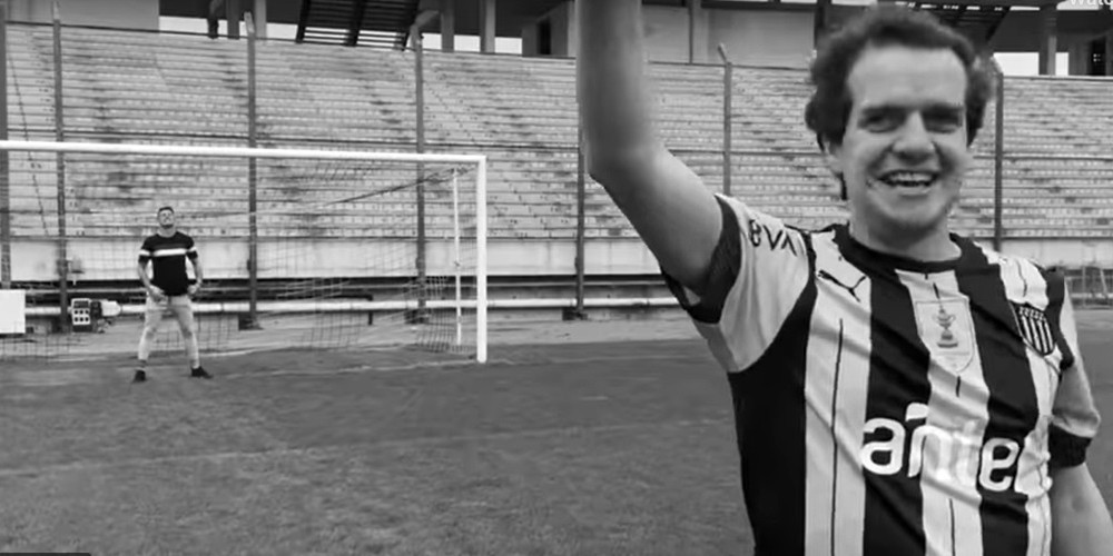 El “youtuber” que quiere ser futbolista recorrió los principales estadios de Uruguay