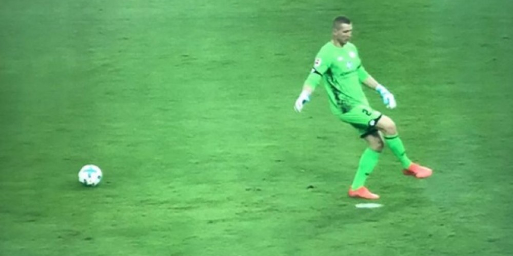 Imperdible: el arquero alem&aacute;n que se olvid&oacute; la pelota de frente al &aacute;rea chica