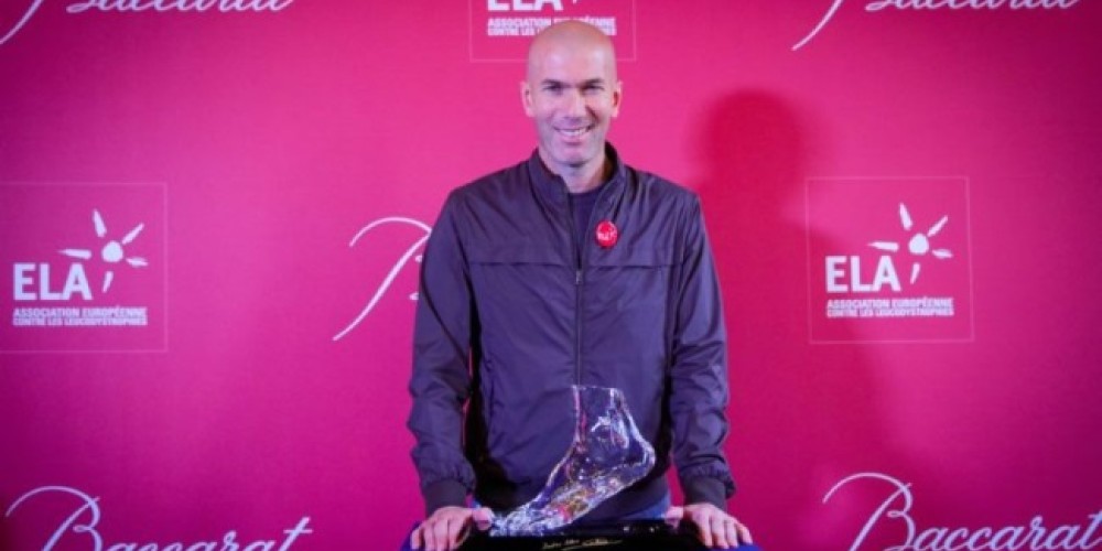 Zidane colabora con el ELA subastando una obra de arte hecha a partir de su pie izquierdo