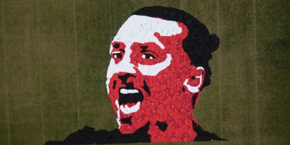 Un grupo de hinchas recreó la cara de Ibrahimovic con más de mil camisetas