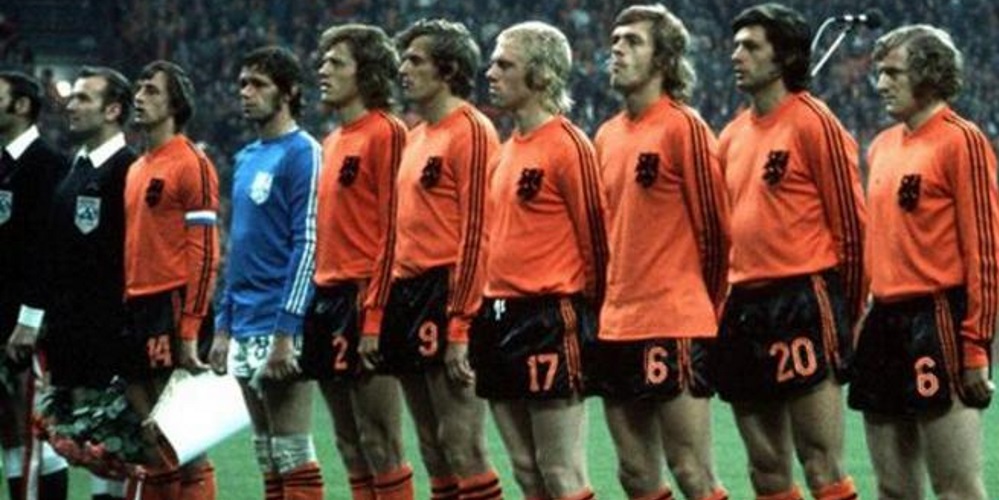 El día que Johan Cruyff jugó un Mundial con una camiseta distinta ...
