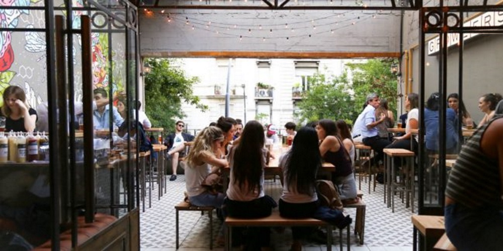 Growlers abrió en Recoleta su tercer local, de 500 metros cuadrados y con 40 canillas de cerveza