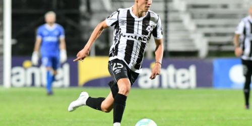 El uruguayo que creció con el mismo obstáculo que Messi y la rompe en el fútbol de aquel país
