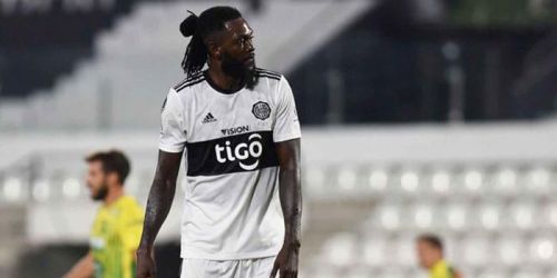 La insólita cifra que le reclama Adebayor a Olimpia de Paraguay tras haber jugado 4 partidos