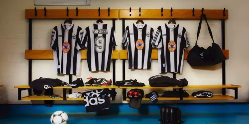 adidas y Newcastle relanzaron una histórica camiseta de los años 90'
