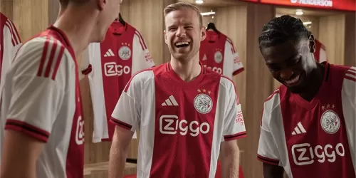 El Ajax y adidas presentaron su nueva camiseta para la temporada 2025/26