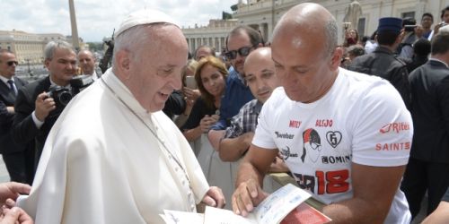 Sebasti&aacute;n Armenault deja su huella y corre para ayudar con la bendici&oacute;n del Papa