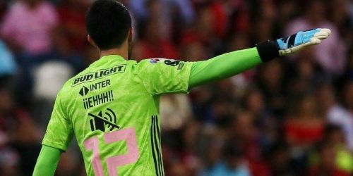 El arquero de Atlas jugó con una camiseta especial para frenar los gritos homofóbicos