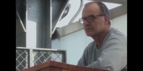 Marcelo Bielsa y su nueva oficina desde la tribuna para dirigir los entrenamientos del Lille