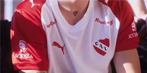 La nueva camiseta alternativa de Independiente recupera un lema histórico