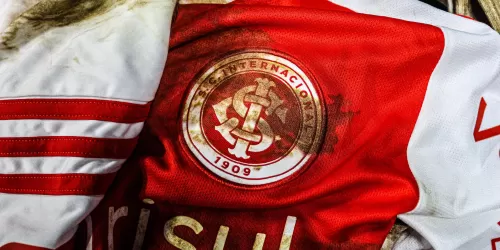 La camiseta especial con manchas de barro que usó Inter de Porto Alegre ante Belgrano