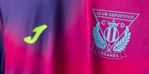 La camiseta que present&oacute; Legan&eacute;s inspirada en una tem&aacute;tica muy particular