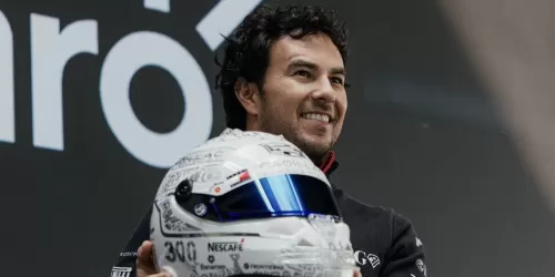 Checo P&eacute;rez celebrar&aacute; sus 300 Grandes Premios con un casco especial en M&eacute;xico