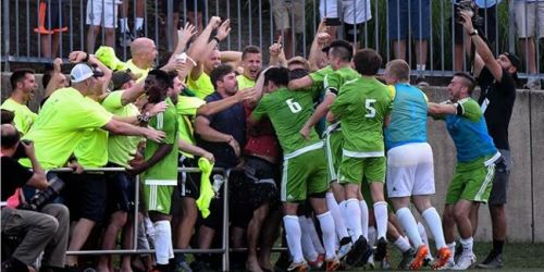 Inédito: el club que concentra en una licorería, festeja con cerveza gratis y estuvo a punto de ganarle al campeón local