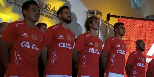 Cienciano present&oacute; la indumentaria con la que volver&aacute; a la Primera Divisi&oacute;n de Per&uacute;