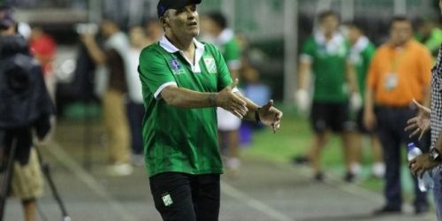 La insólita reacción del entrenador de Oriente Petrolero en pleno partido