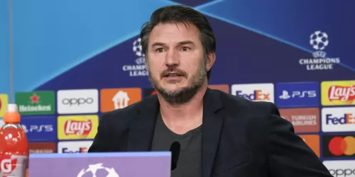 El club que está en octavos de final de Champions League y despidió a su entrenador