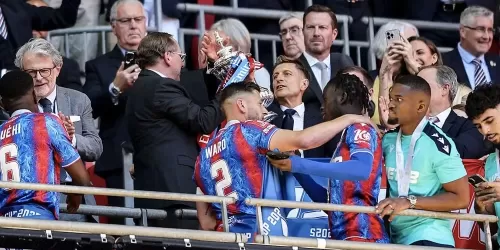 El Crystal Palace podr&aacute; jugar la Europa League: John Textor vendi&oacute; al club al due&ntilde;o de los Jets