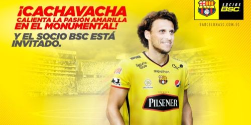Diego Forlán ya se probó la camiseta del Barcelona de Ecuador