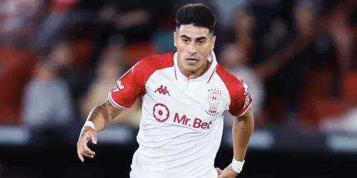 Huracán estrenó nuevo main sponsor ante River: se asoció Mr. Bet