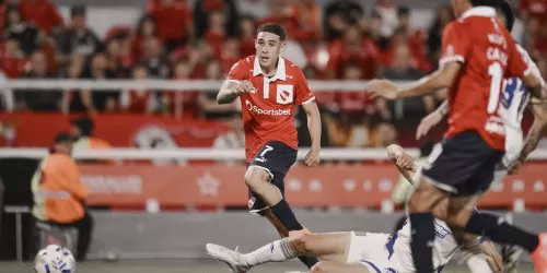 Independiente presentó una camiseta en honor a los campeones de la Libertadores 1975