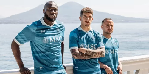 La inédita camiseta que presentó el Napoli de la mano de EA7