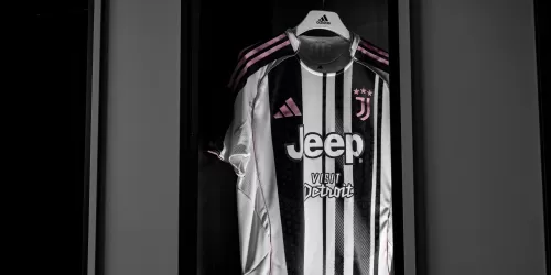 La Juventus volvió a aliarse con Jeep y sumó a Visit Detroit en su camiseta