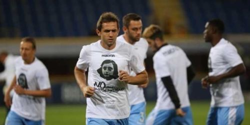 Jugadores de la Lazio salieron con camisetas de Ana Frank en repudio del antisemitismo de sus hinchas