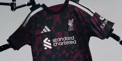 Liverpool present&oacute; su tercera camiseta para la temporada 2026/27