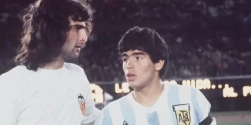 Mario Alberto Kempes record&oacute; a Maradona: "En una cancha se transformaba en otra persona"