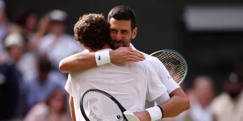 Novak Djokovic venci&oacute; a Safiullin y alcanz&oacute; las 106 victorias en Wimbledon