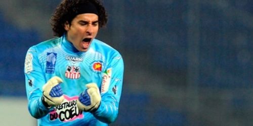 Un hincha vende su casa para que Ochoa se quede en el Ajaccio