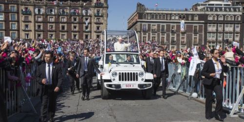 En su visita a México, el Papa Francisco recibió una remera de Cruz Azul