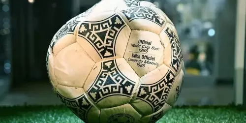 La pelota de la &ldquo;Mano de Dios&rdquo; de Maradona se subast&oacute; por una cifra millonaria