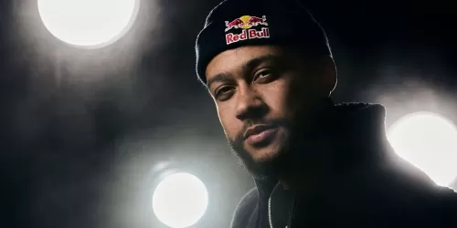Red Bull celebra a Memphis Depay con una lata edición especial